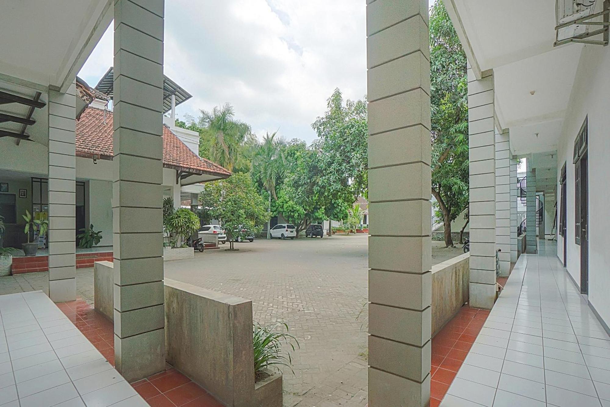 Collection O 90589 Palem Garden Hotel Tulungagung Buitenkant foto