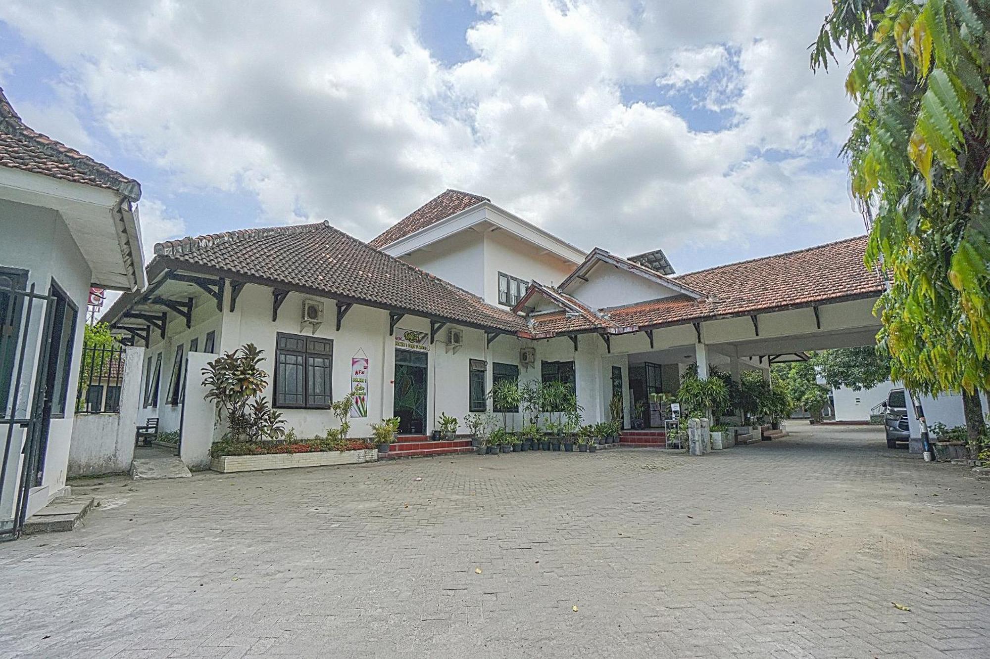 Collection O 90589 Palem Garden Hotel Tulungagung Buitenkant foto